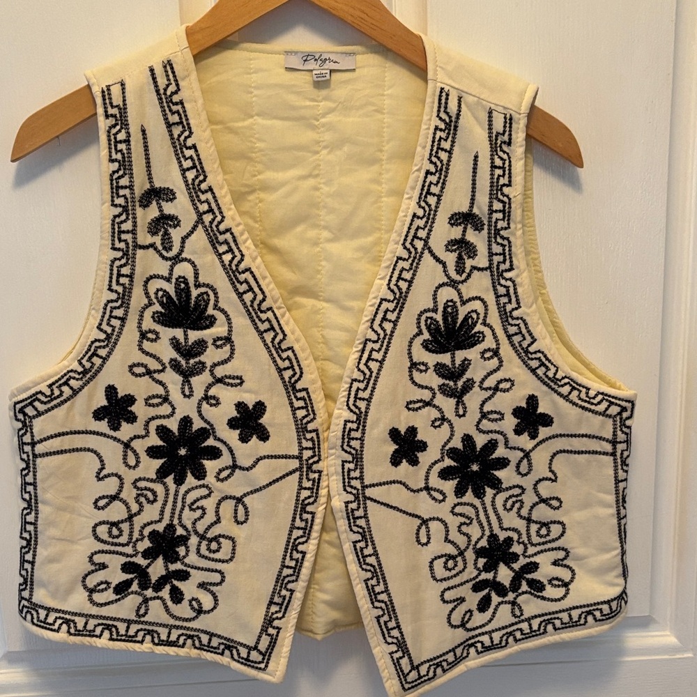 Ladies Boutique Polagram Cream and Black Embroidered Quilted Vest size Large